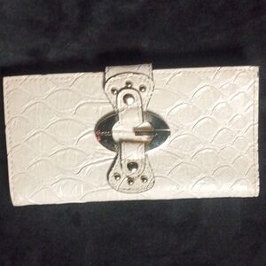 Vintage GUESS Croc Embossed Trifold Wallet Y2K Off-White & Silver G Buckle Studs
